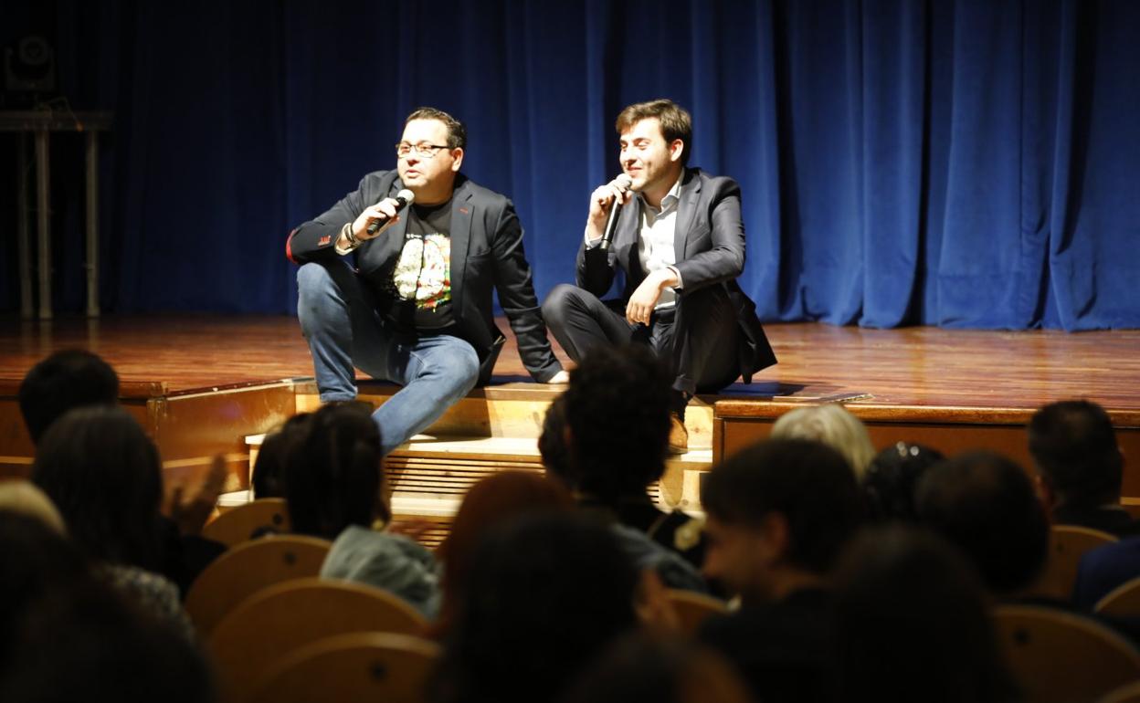 El joven cineasta riojano Luis Arrojo (d.) presentó 'Historia de un verano' en La Gonza.