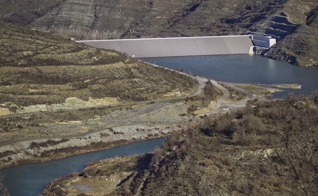 La presa del embalse del río Leza vista desde Terroba en 2019