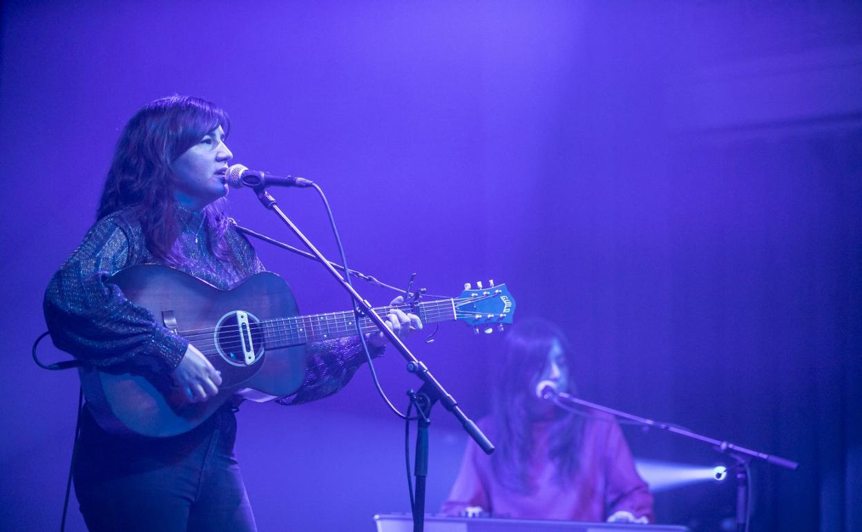 Joana Serrat acompañada a los teclados por su hermana Carla. 