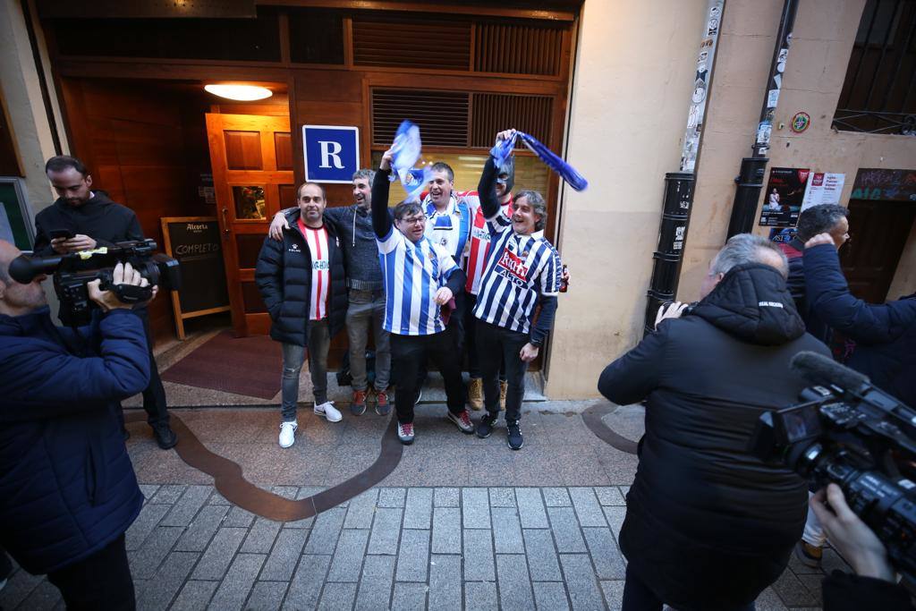 Fotos: Las aficiones de la UDL y la Real Sociedad toman Logroño