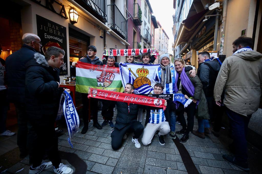 Fotos: Las aficiones de la UDL y la Real Sociedad toman Logroño