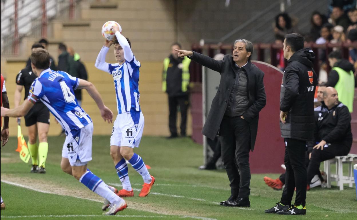 Natxo González da instrucciones desde la banda de Las Gaunas. 