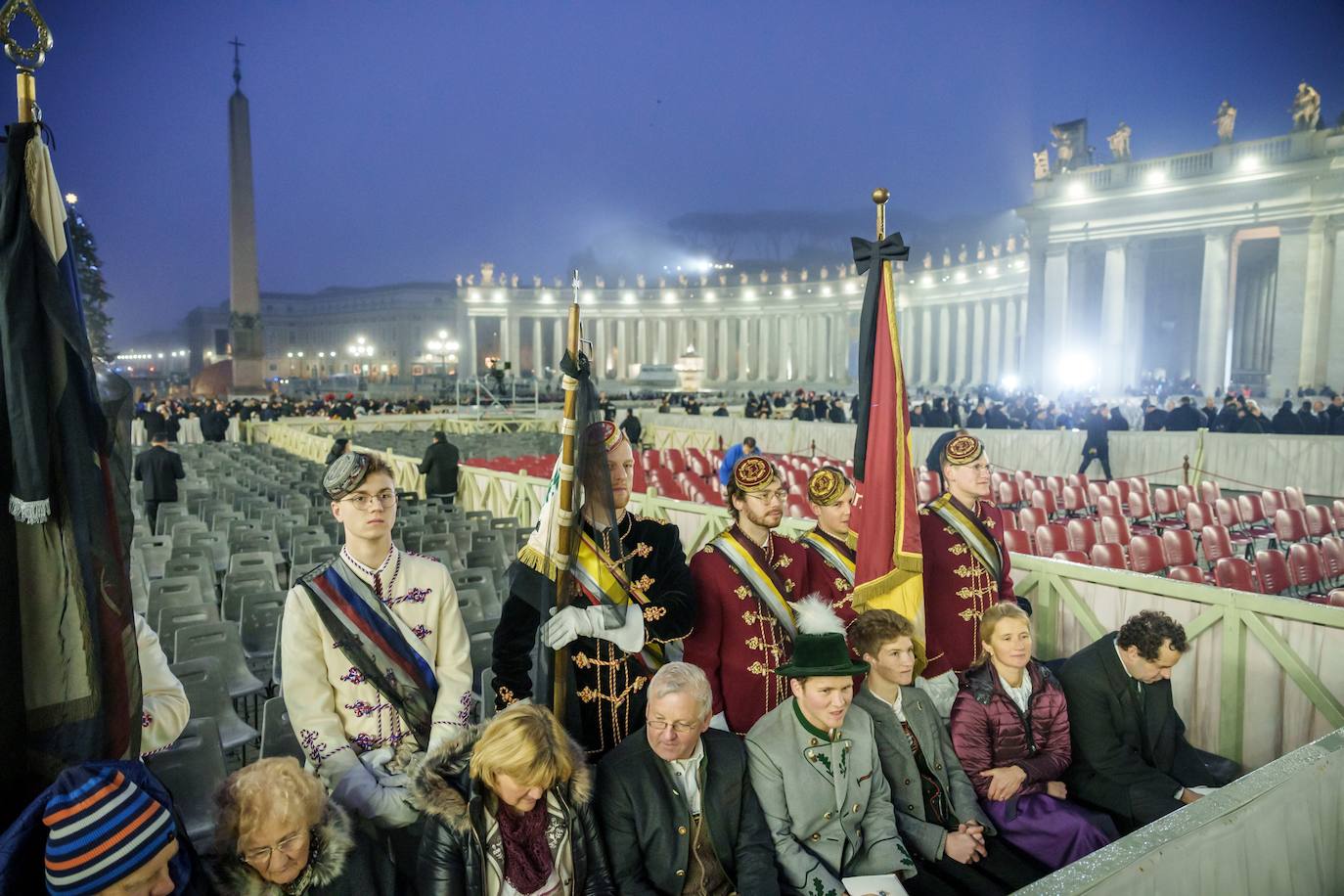 Visitantes de Alemania esperan en la Plaza de San Pedro a primera hora de la mañana, antes de la misa funeral pública por el difunto Papa Emérito.