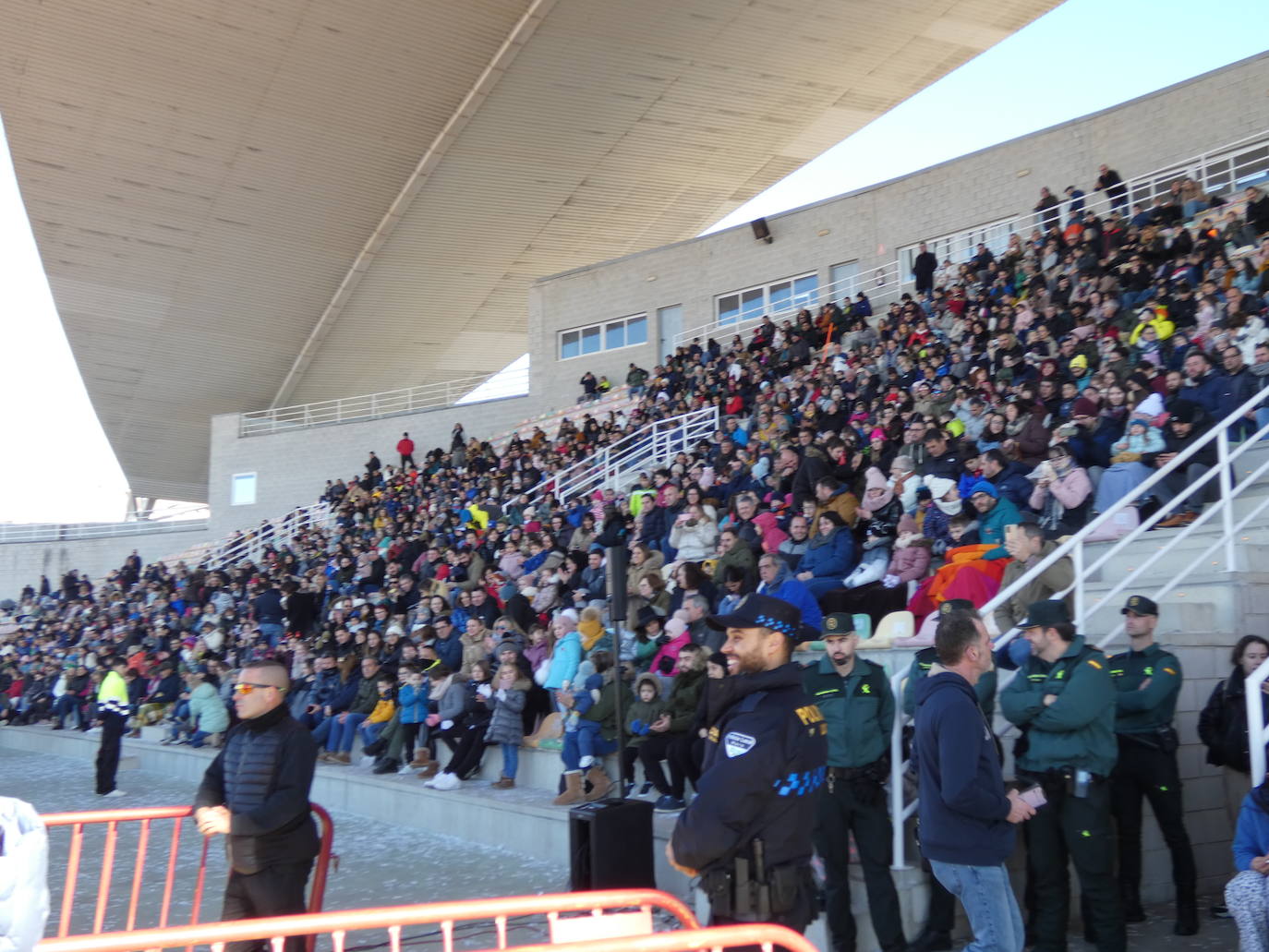 Fotos: Sus Majestades de oriente han llegado en helicóptero al estadio Luis de la Fuente en Haro