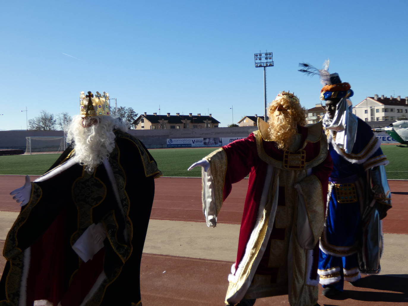 Fotos: Sus Majestades de oriente han llegado en helicóptero al estadio Luis de la Fuente en Haro