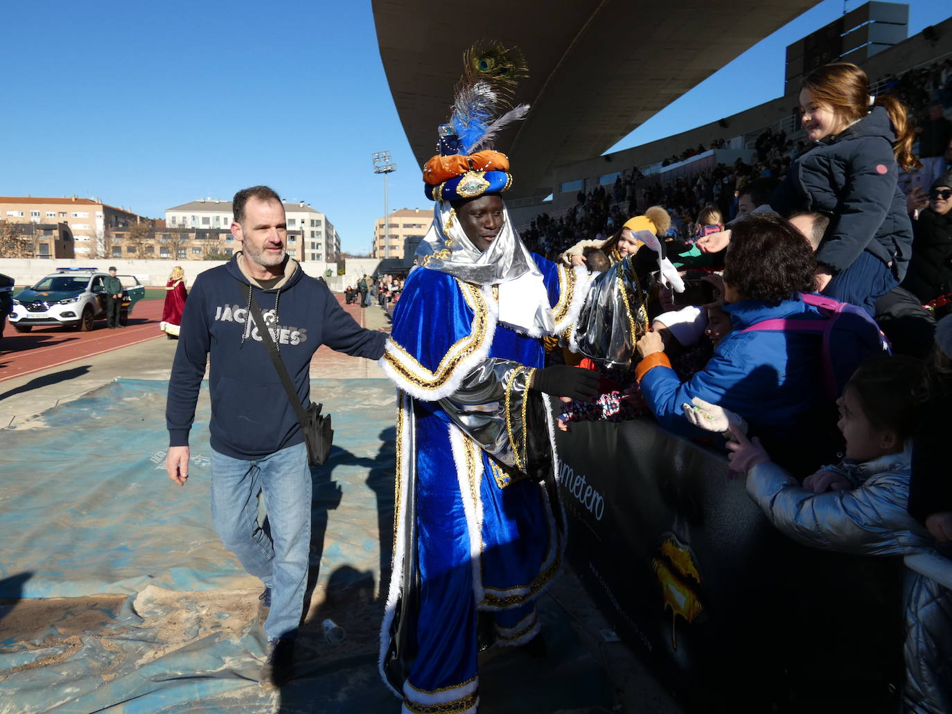 Fotos: Sus Majestades de oriente han llegado en helicóptero al estadio Luis de la Fuente en Haro