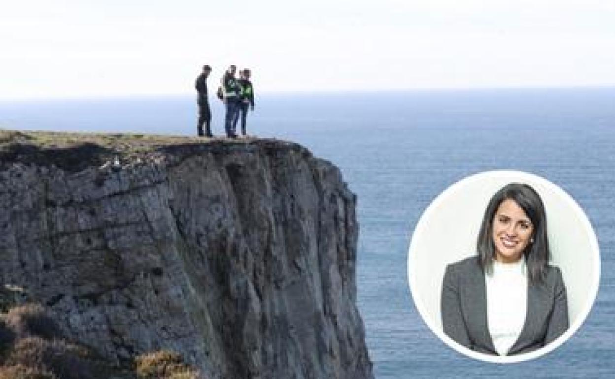 Agentes de la Policía Nacional observan el mar Cantábrico desde el Cabo Peñas durante la búsqueda de Sandra Bermejo.