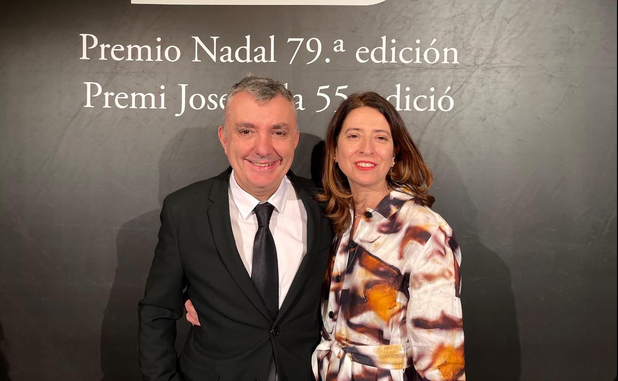 Manuel Vilas, ganador del Nadal 2023, junto a su esposa, Ana Merino, que consiguió también el prestigioso galardón en 2020. 