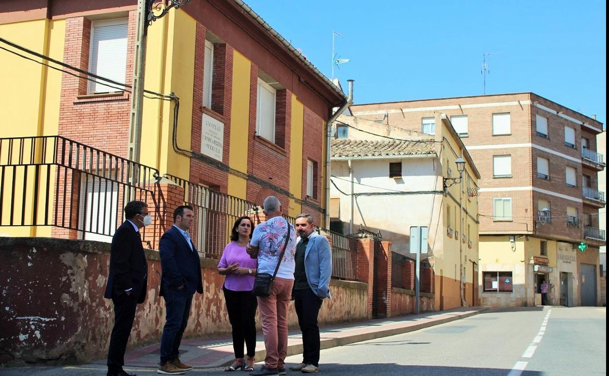 Pablo Rubio, Sergio Chicote, Concha Andreu y Ricardo Velasco hablan con un hombre a las puertas de lo que será el nuevo Ayuntamiento de Murillo. 