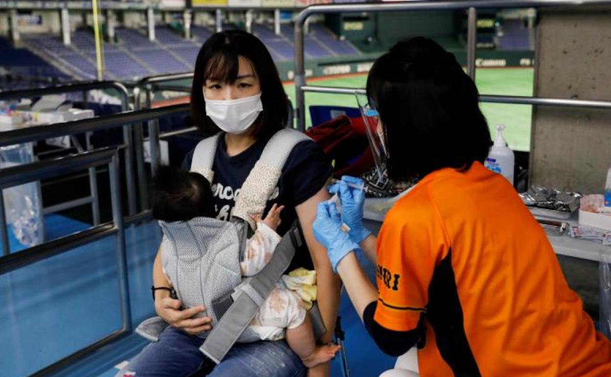 Una mujer recibe una dosis de la vacuna contra el covid en Tokio. 