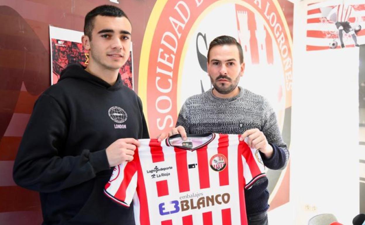 Asier Córdoba, junto a Miguel Chocarro, en la presentación del extremo como jugador de la SD Logroñés. 