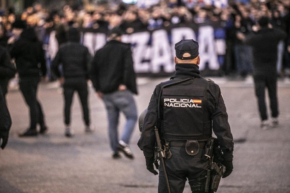 Efectivos de la Policía Nacional vigilan la llegada de seguidores de la Real Sociedad a Las Gaunas, el pasado 4 de enero. 