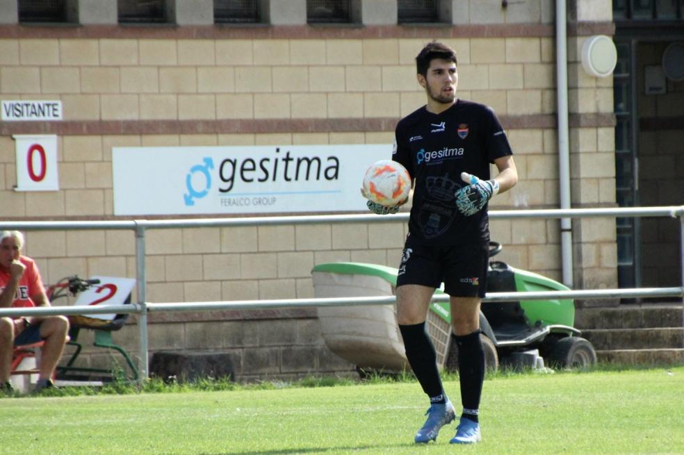 Daniel Encinas, artífice del último gol del Agoncillo, recoge un balón en uno de los encuentros disputados este curso en el San Roque. 