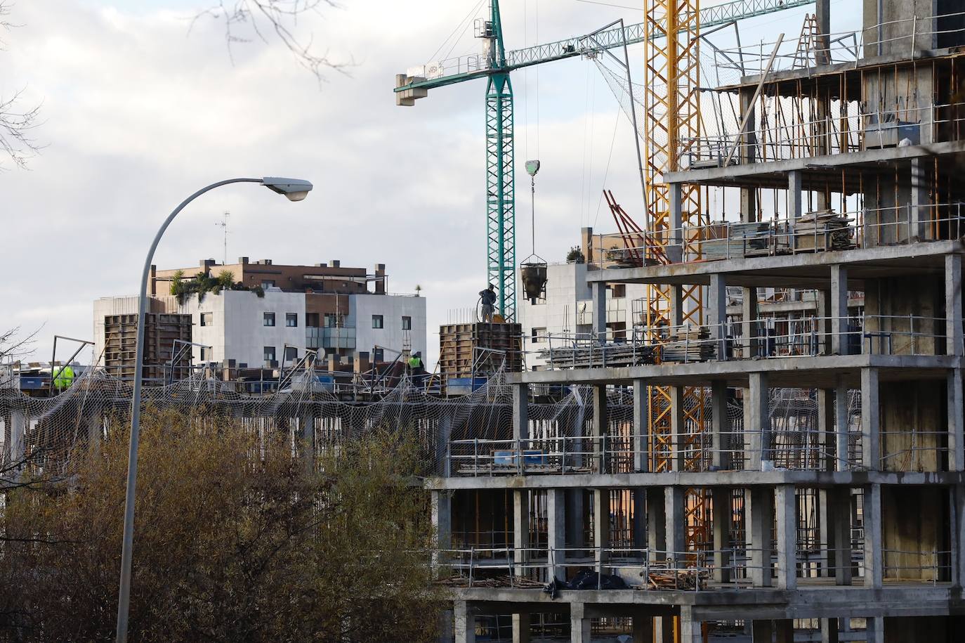 Imagen de las construcciones junto al parque San Miguel. 