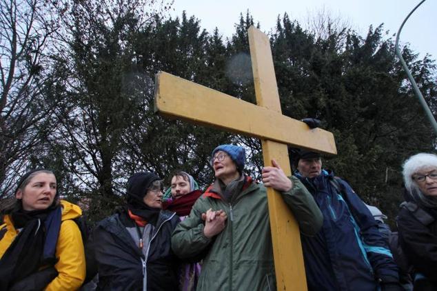 Un grupo de manifestantes de movimientos cristianos cantaba canciones religiosas durante el desalojo mientras sostenían una enorme cruz.