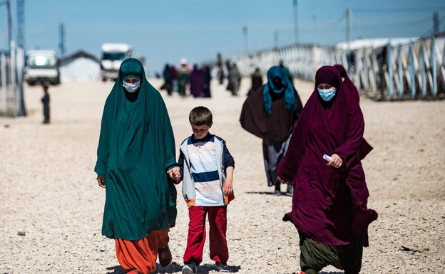 Dos mujeres, junto a un menor en el campamento de Al Hol, en Siria. 