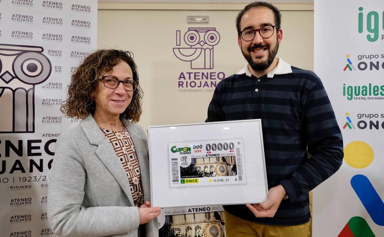 La delegada territorial de la ONCE, Belén Herrero, y el presidente del Ateneo Riojano, Jesús Murillo, con el cupón dedicado al centenario del Ateneo Riojano. 