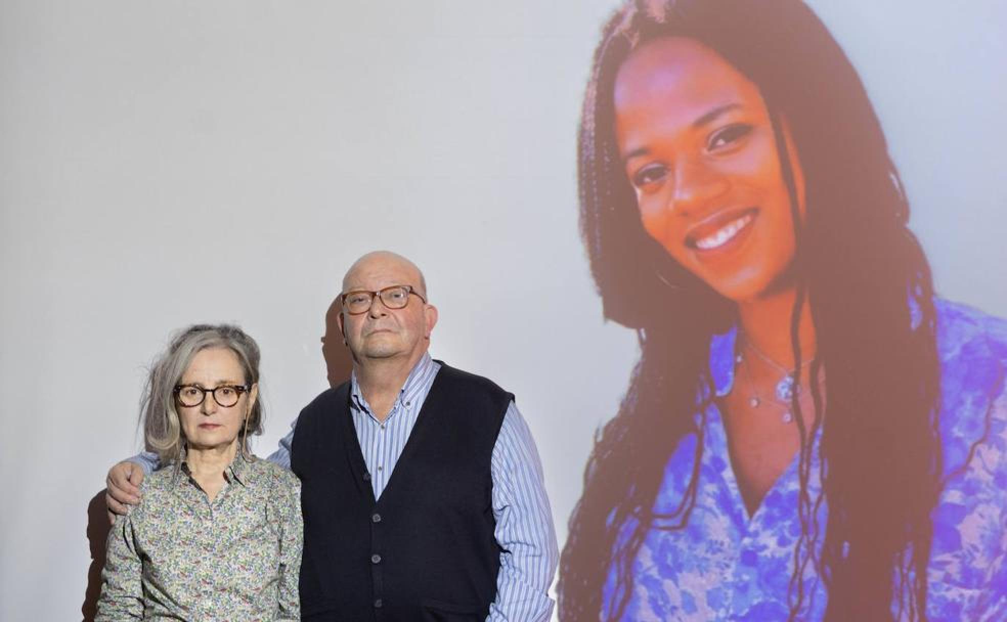 Blanca Llamazares y Juan Rodríguez junto al retrato proyectado de su hija asesinada. 