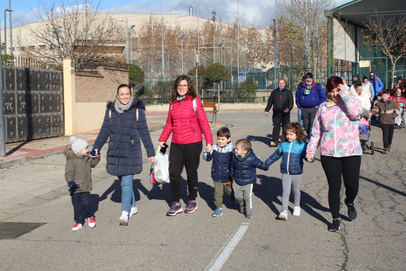 Madres con hijos de Villamediana durante la I Marcha de la Familia a favor de la asociación VencELA. 