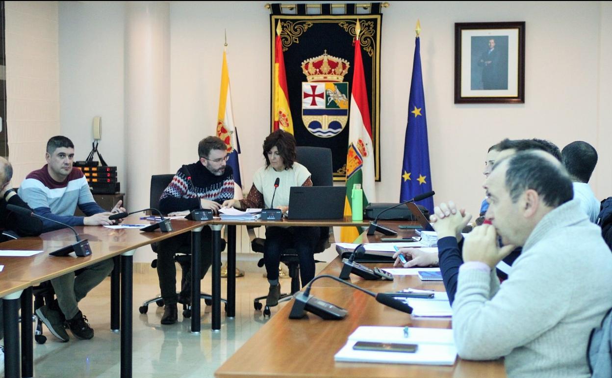 De izquierda de derecha, Rubén Sáenz (PR+), Enrique San Román y Ana Belén Martínez (PSOE) y Modesto Fernández (Cs), en el pleno. 