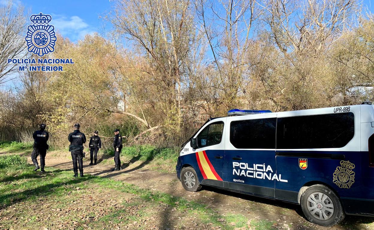 Dos policías y dos ciudadanos salvan a una mujer que se arrojó al Ebro en Logroño