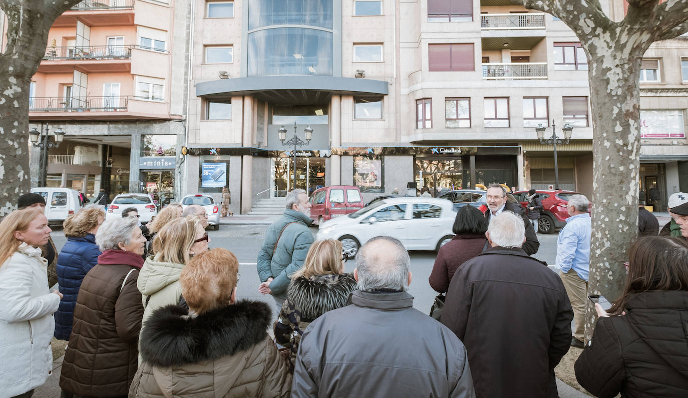 Algunos de los manifestantes frente a la sede de Caixabank. 