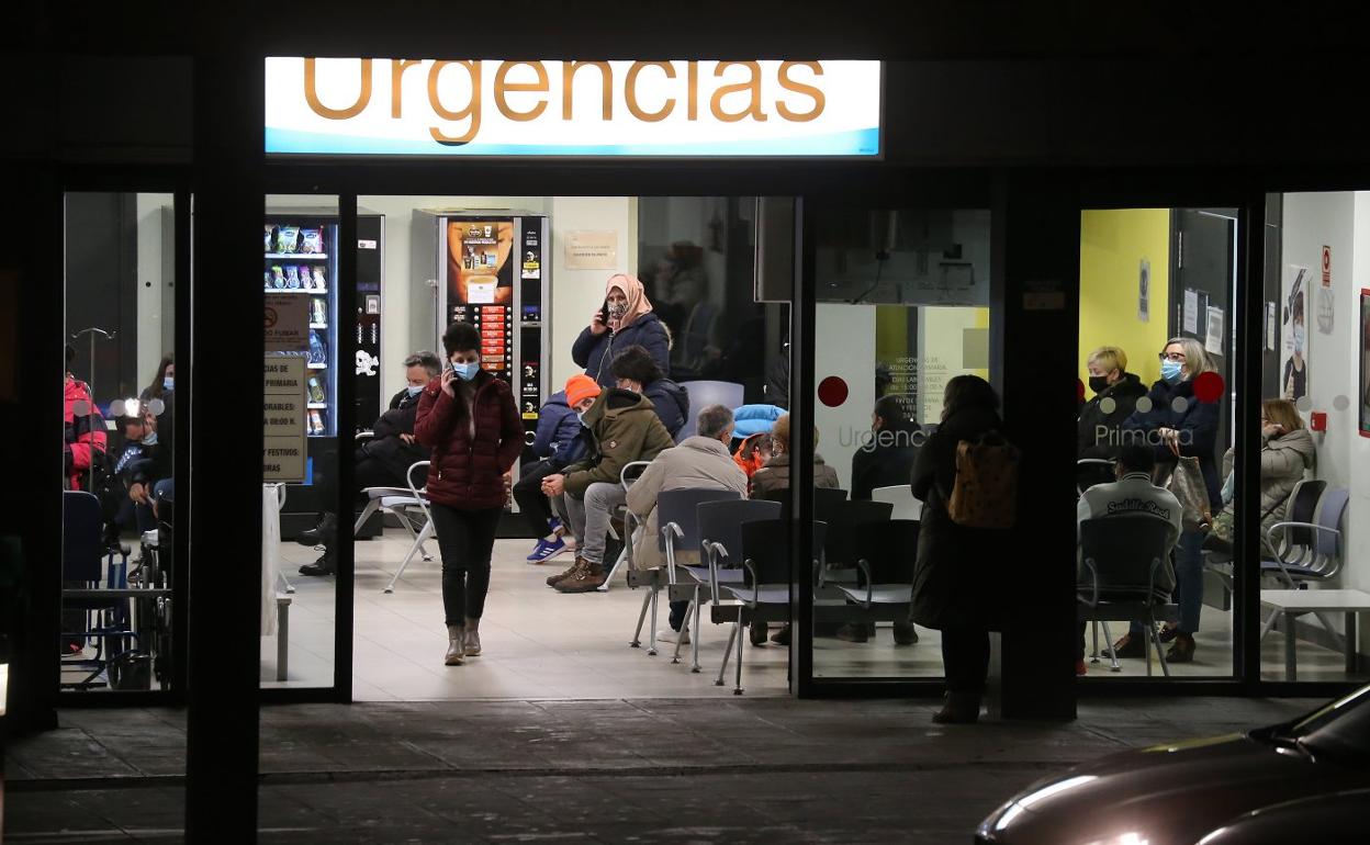 Pacientes a la espera de ser atendidos anoche en las urgencias del CARPA de Logroño. 