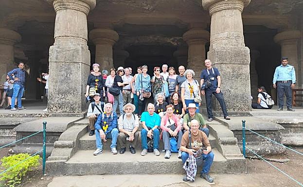 Imagen principal - Teresa, en La India, durante una visita cultural. Abajo, con sus hijos en una playa de Alicante; y en otro viaje anterior, a la derecha. 