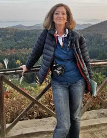 Imagen secundaria 2 - Teresa, en La India, durante una visita cultural. Abajo, con sus hijos en una playa de Alicante; y en otro viaje anterior, a la derecha. 