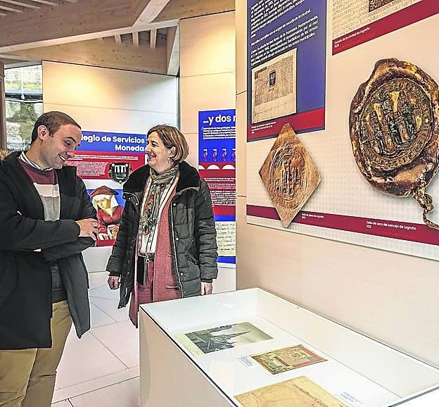 Adrián Calonge e Isabel Murillo durante la presentación de la exposición. 