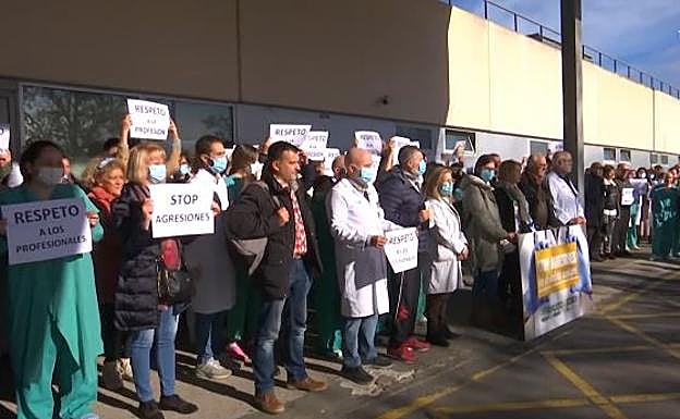 Concentración de médicos: Luis Rubio, médico de Urgencias: «Está fuera de dudas que estamos por la población y no nos merecemos este trato»