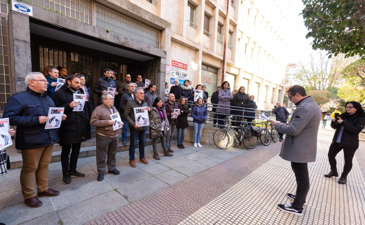 Concentración a la entrada de la sede de CC OO en Logroño. 