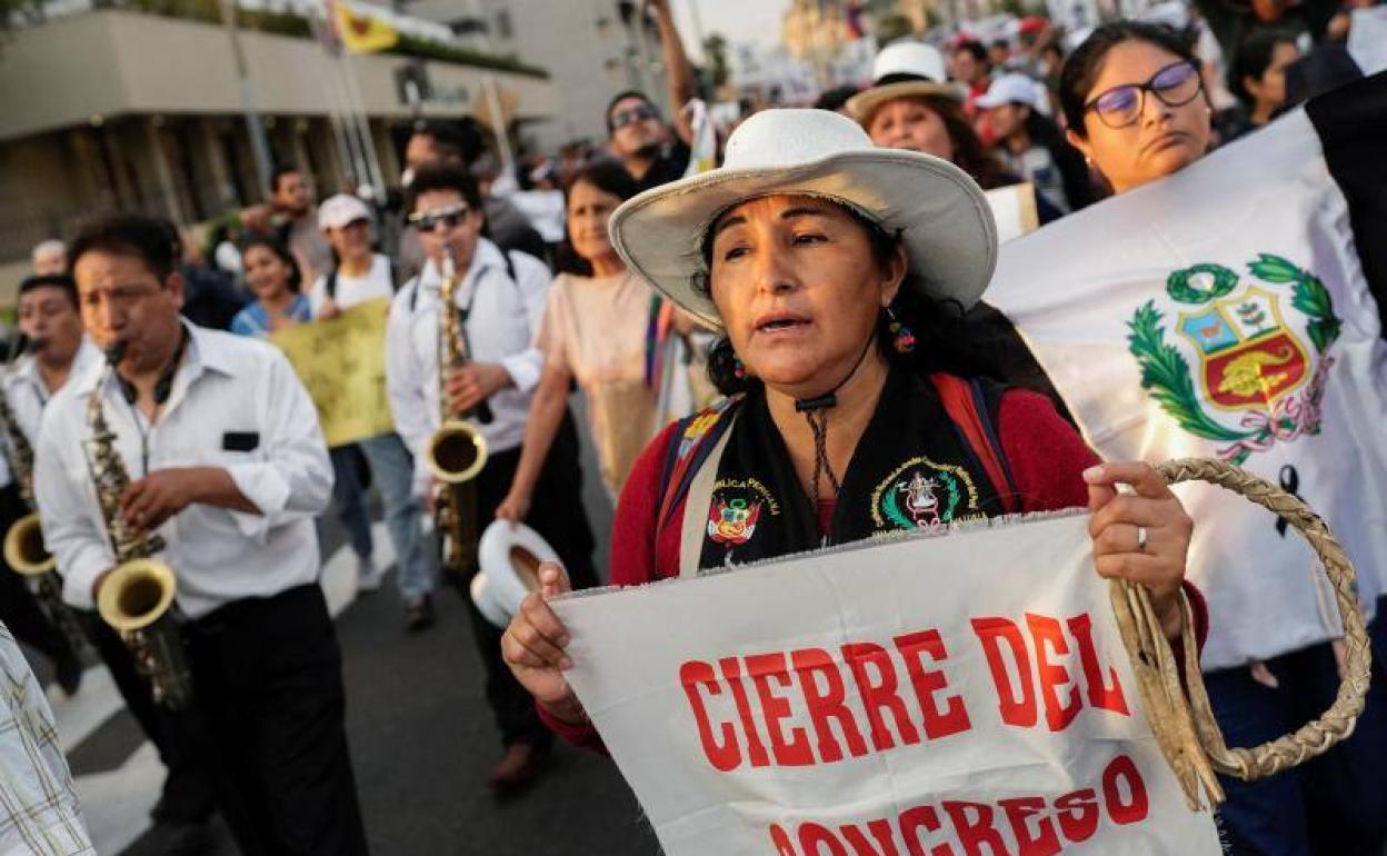 Una manifestación en Lima exige la renuncia de Boluarte y el cierre del Congreso.