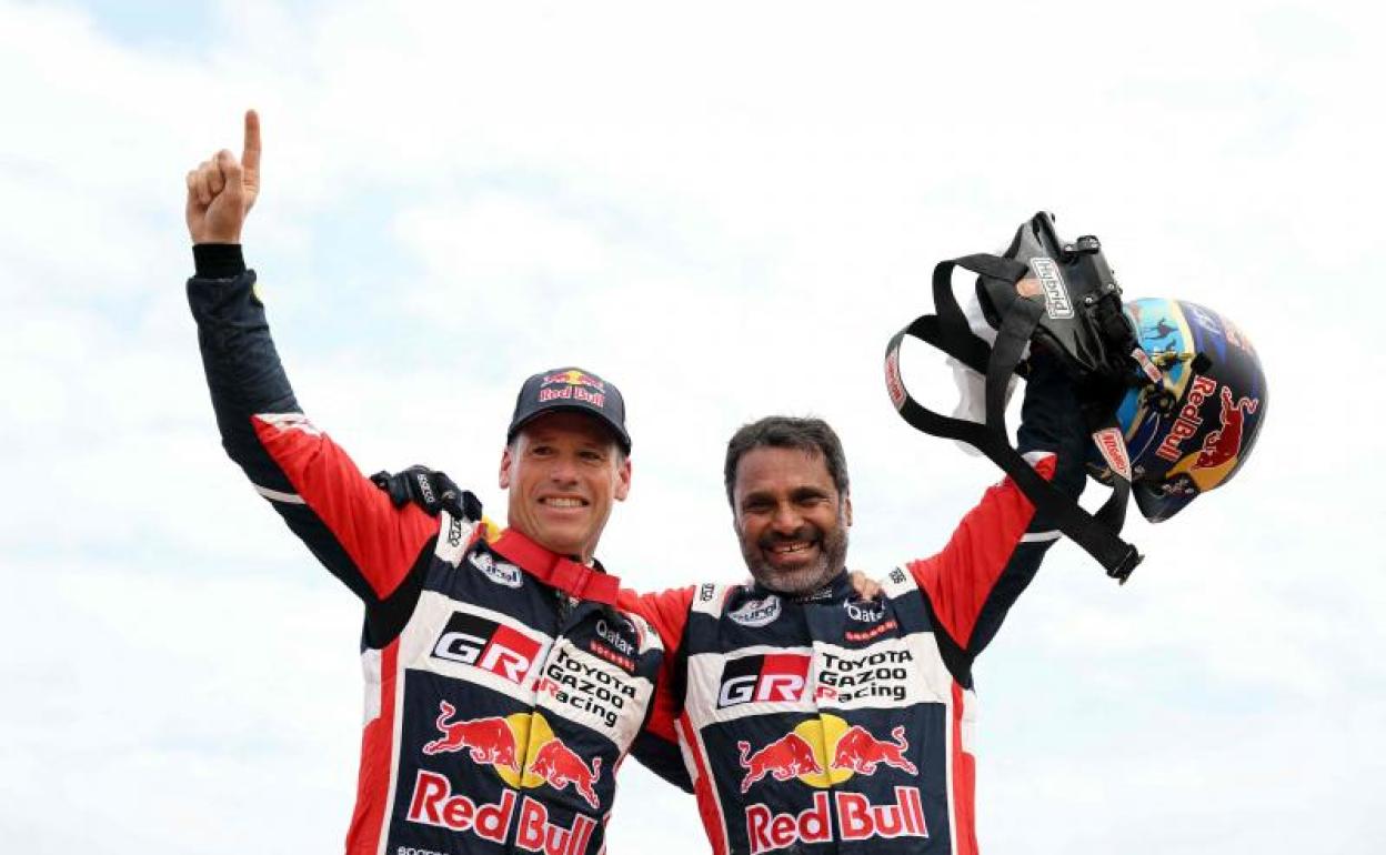 Nasser Al-Attiyah (derecha) y su copiloto, Mathieu Baumel, celebran la conquista del Dakar.