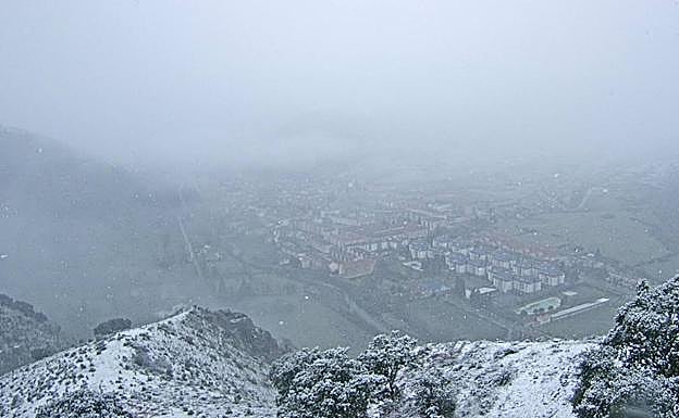 Nieve este domingo en Ezcaray y su entorno, vista desde la estación de esquí de Valdezcaray. 