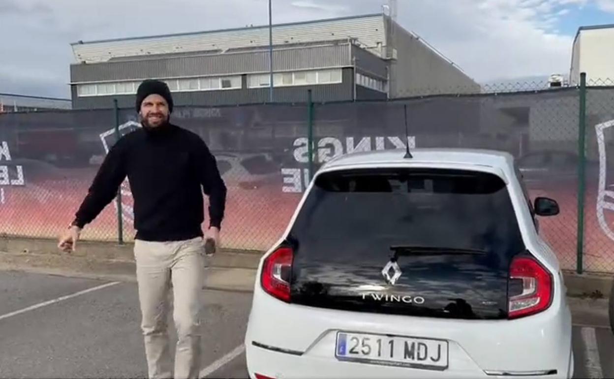 Gerard Piqué llega a las instalaciones de la Kings Leage en un Twingo. 