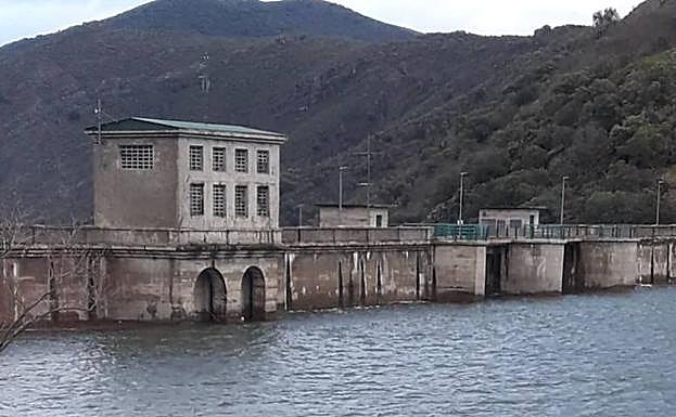 El agua ya se asoma a la parte superior del muro de contención de Mansilla. 