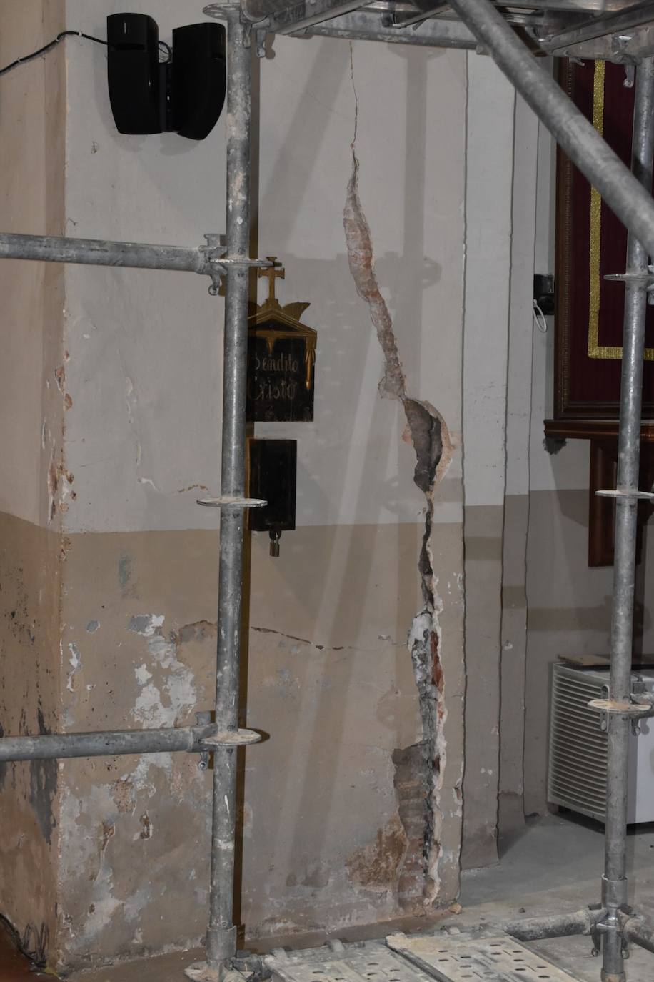 Imagen secundaria 1 - Imágenes de parte de los desperfectos en el templo rinconero. 