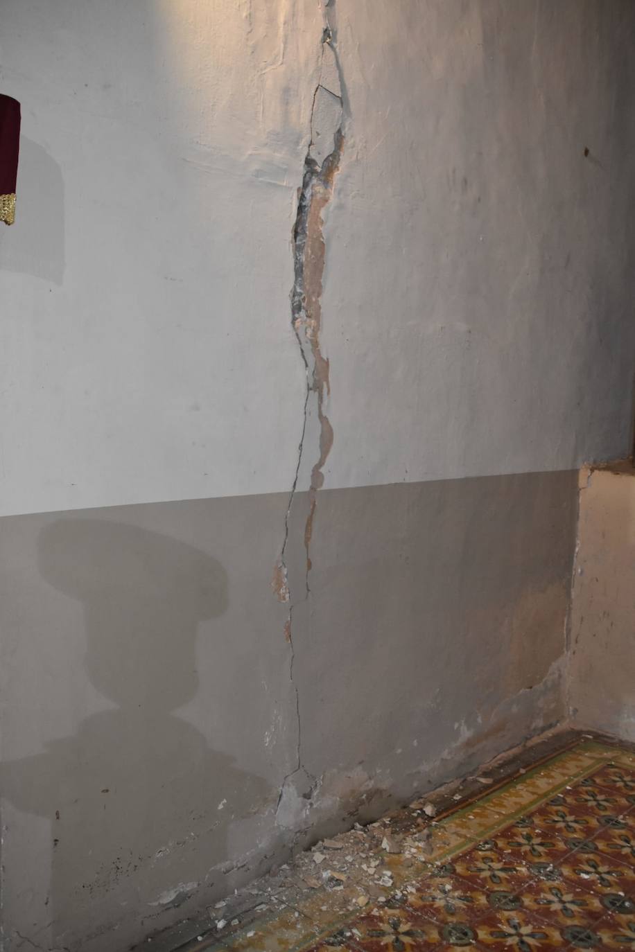 Imagen secundaria 2 - Imágenes de parte de los desperfectos en el templo rinconero. 