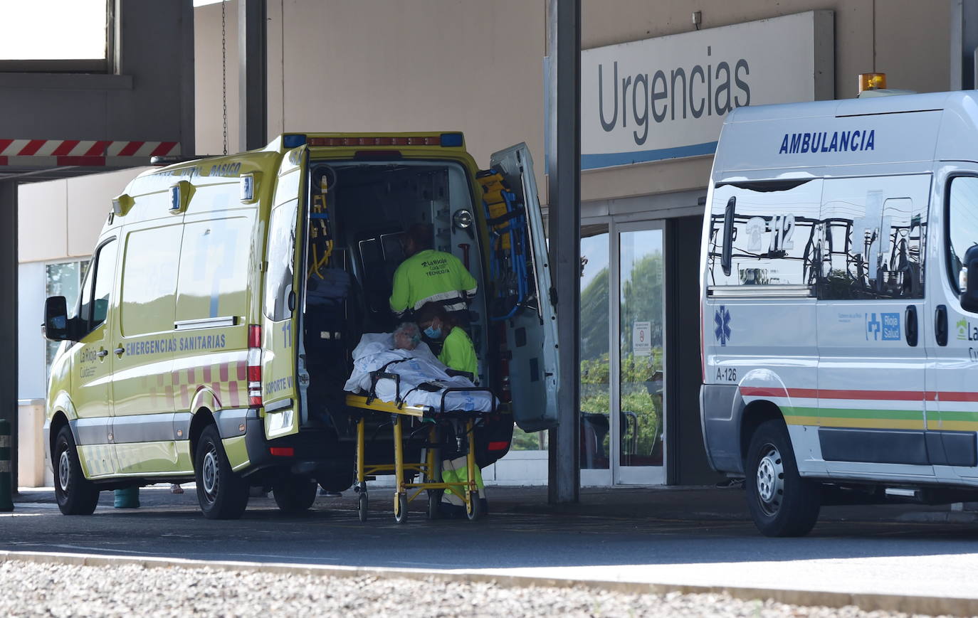 Llegada de un paciente al servicio de Urgencias del San Pedro en una imagen de archivo. 