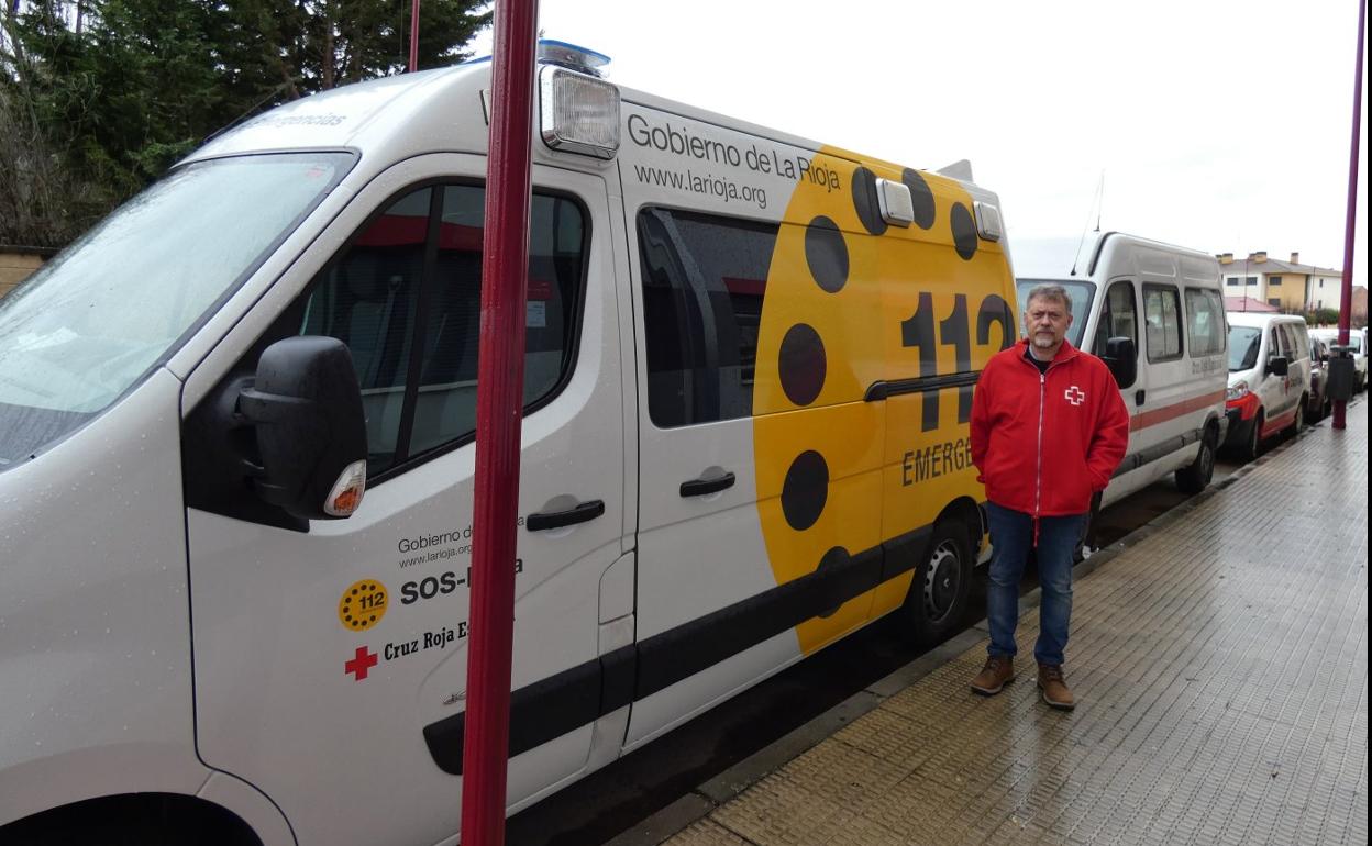 Julio Puelles, ayer, junto a los vehículos estacionados delante de la sede de Cruz Roja Haro. 