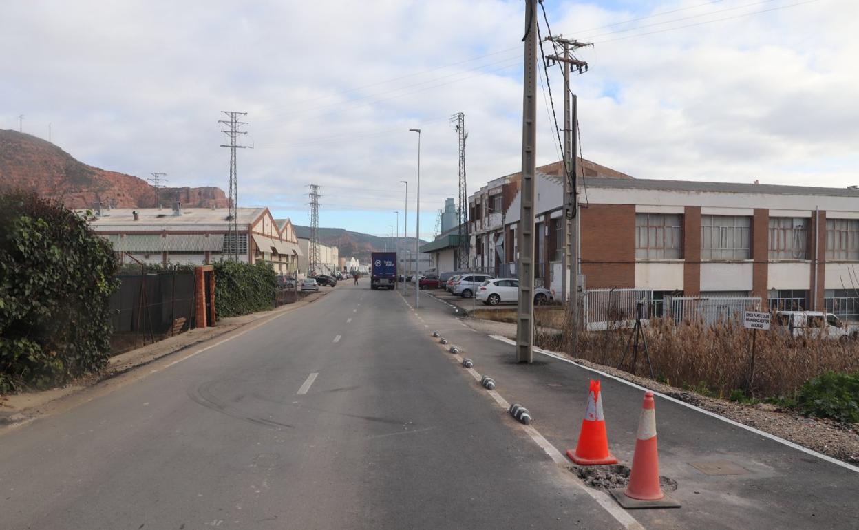 Los conos señalan dónde se ubicaba la farola tumbada el viernes. 