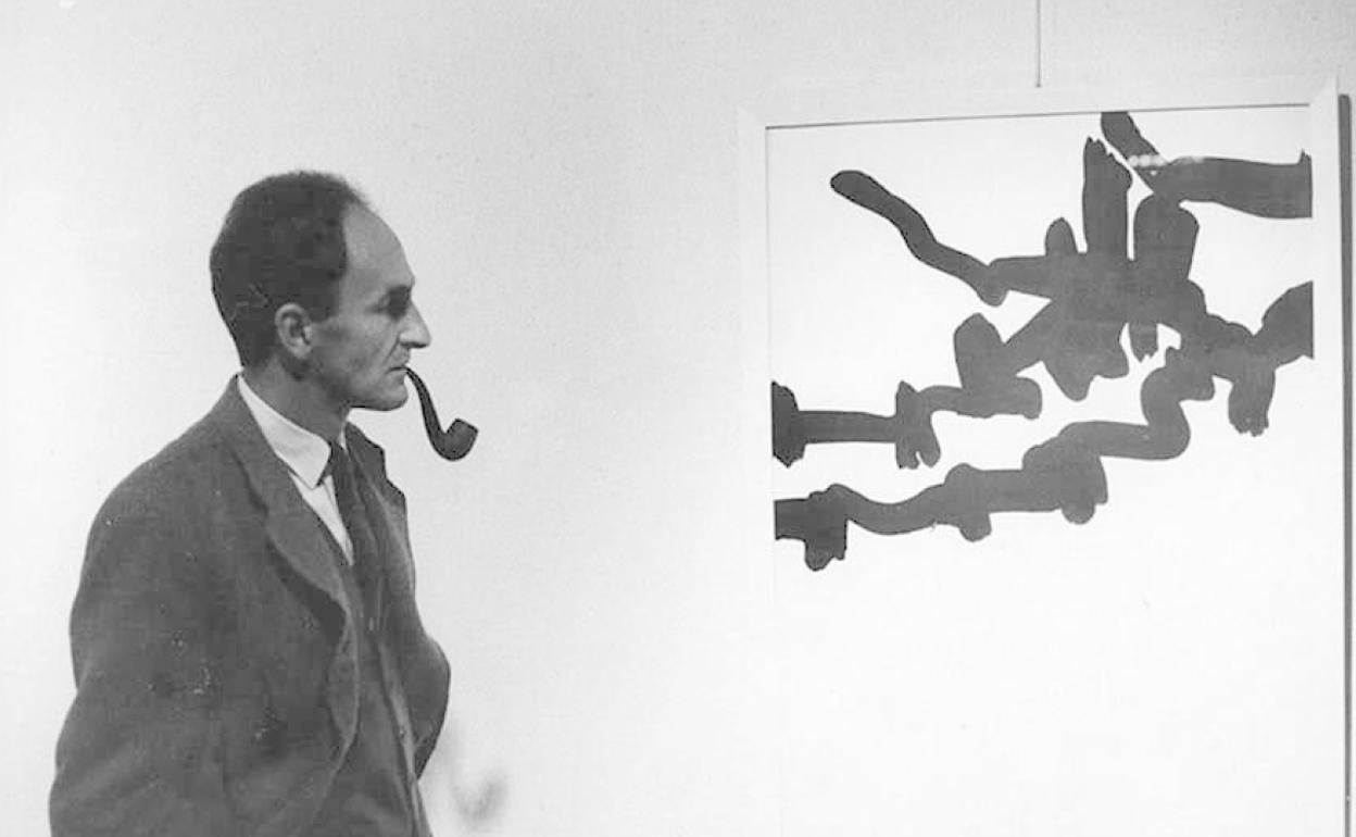 Eduardo Chillida en la exposición de sus obras en Duisburgo, en 1966. 