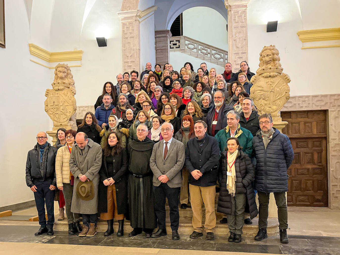 Foto de familia de los participantes con Pedro Uruñuela y Luis García Montero, en las escaleras de Yuso. 