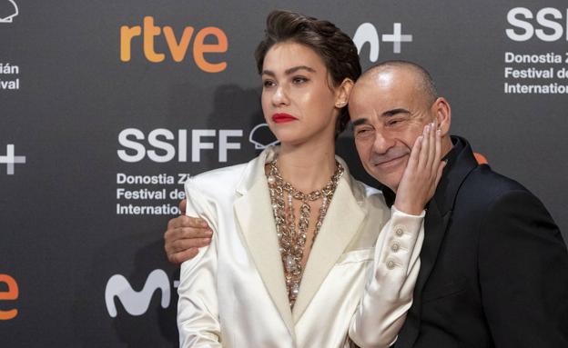 Eduard Fernández y su hija Greta Fernández en el Festival de San Sebastián de 2019.