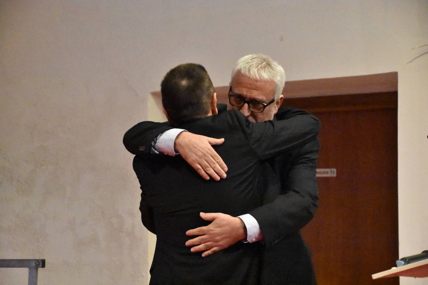 Fotos: La simpatía de Leo Harlem tras el acto para nombrarle Amigo del Vino de Aldeanueva