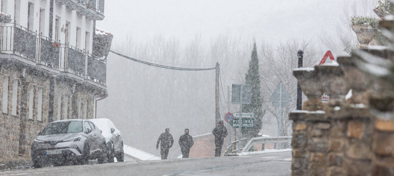 Fotos: las primeras nieves tiñen parte de La Rioja de blanco