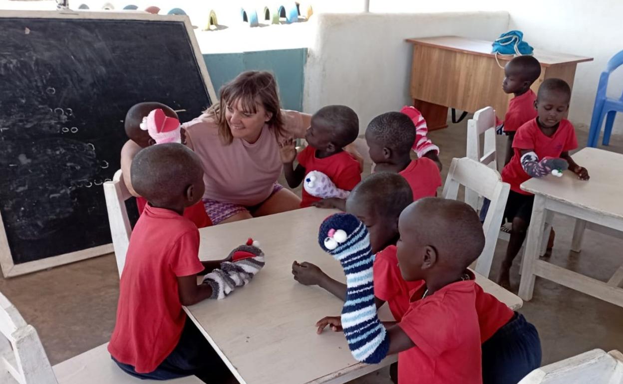 Ruth Romero, con los niños kenianos de Turkana. 