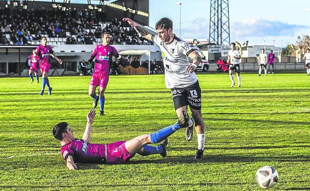 Kevin Soeiro, jugador del Alfaro, en el derbi ante el Arnedo. 