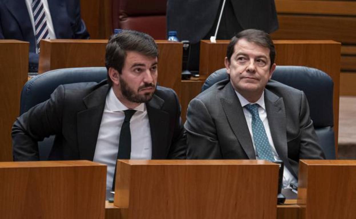 Juan García-Gallardo y Alfonso Fernández Mañueco, en la asamblea regional. 